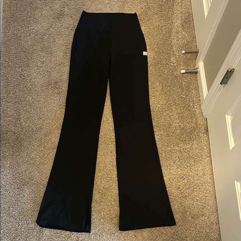 Vuori Black all the feels straight leg regular length NWOT